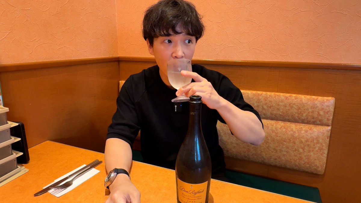 fabico0101's tweet photo. サイゼリヤ、こう楽しむと別世界です。

イタリア料理人の僕が、サイゼリヤで勝手にコース料理を組んでみました。

本場イタリアとの違い、日本で育った洋食イタリアンとしての面白さ、カスタマイズまで、僕なりの視点で楽しみ尽くします。

今まで気づかなかったサイゼリヤの楽しみ方が、一つ増えるはずです。

気づけばワインも進んで、最後は普通に酔っていました。

神回｜サイゼを100倍楽しむ！イタリア料理人が【本気で】コース料理を勝手に組んでみた。 https://t.co/5UeC5W70j6