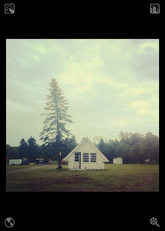 DerekWeatherly's tweet photo. 次日清晨，克拉拉满怀兴奋地赶到了猫咪避风港。米娅早已等候在那里，手里拿着一个小纸箱。看到克拉拉后，米娅微笑着打开箱子，露出一只有着明亮眼睛的小黑猫。 https://t.co/XPq4JwgIgv