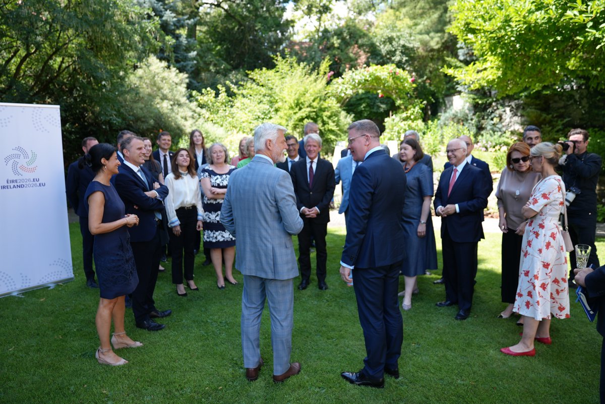 prezidentpavel's tweet photo. Irsko od července předsedá Radě Evropské unie. Na irské ambasádě jsme mluvili o prioritách, které budou v následujících měsících určovat naše společné směřování.

Potvrdili jsme, že prodloužení sankcí proti Rusku zůstává důležitým nástrojem k vyvíjení tlaku na jeho ekonomiku. Mluvili jsme také o pokroku Ukrajiny a Moldavska na jejich cestě do Unie i o očekáváních od připravované bezpečnostní strategie Evropské komise.

Před irským předsednictvím stojí řada náročných úkolů. Jedním z těch nejdůležitějších bude vyjednávání o novém víceletém rozpočtu EU. 

Pane velvyslanče, přeji vám i vašim kolegům hodně sil a úspěchů.