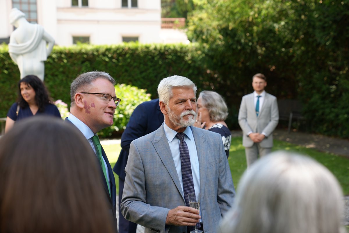 prezidentpavel's tweet photo. Irsko od července předsedá Radě Evropské unie. Na irské ambasádě jsme mluvili o prioritách, které budou v následujících měsících určovat naše společné směřování.

Potvrdili jsme, že prodloužení sankcí proti Rusku zůstává důležitým nástrojem k vyvíjení tlaku na jeho ekonomiku. Mluvili jsme také o pokroku Ukrajiny a Moldavska na jejich cestě do Unie i o očekáváních od připravované bezpečnostní strategie Evropské komise.

Před irským předsednictvím stojí řada náročných úkolů. Jedním z těch nejdůležitějších bude vyjednávání o novém víceletém rozpočtu EU. 

Pane velvyslanče, přeji vám i vašim kolegům hodně sil a úspěchů.
