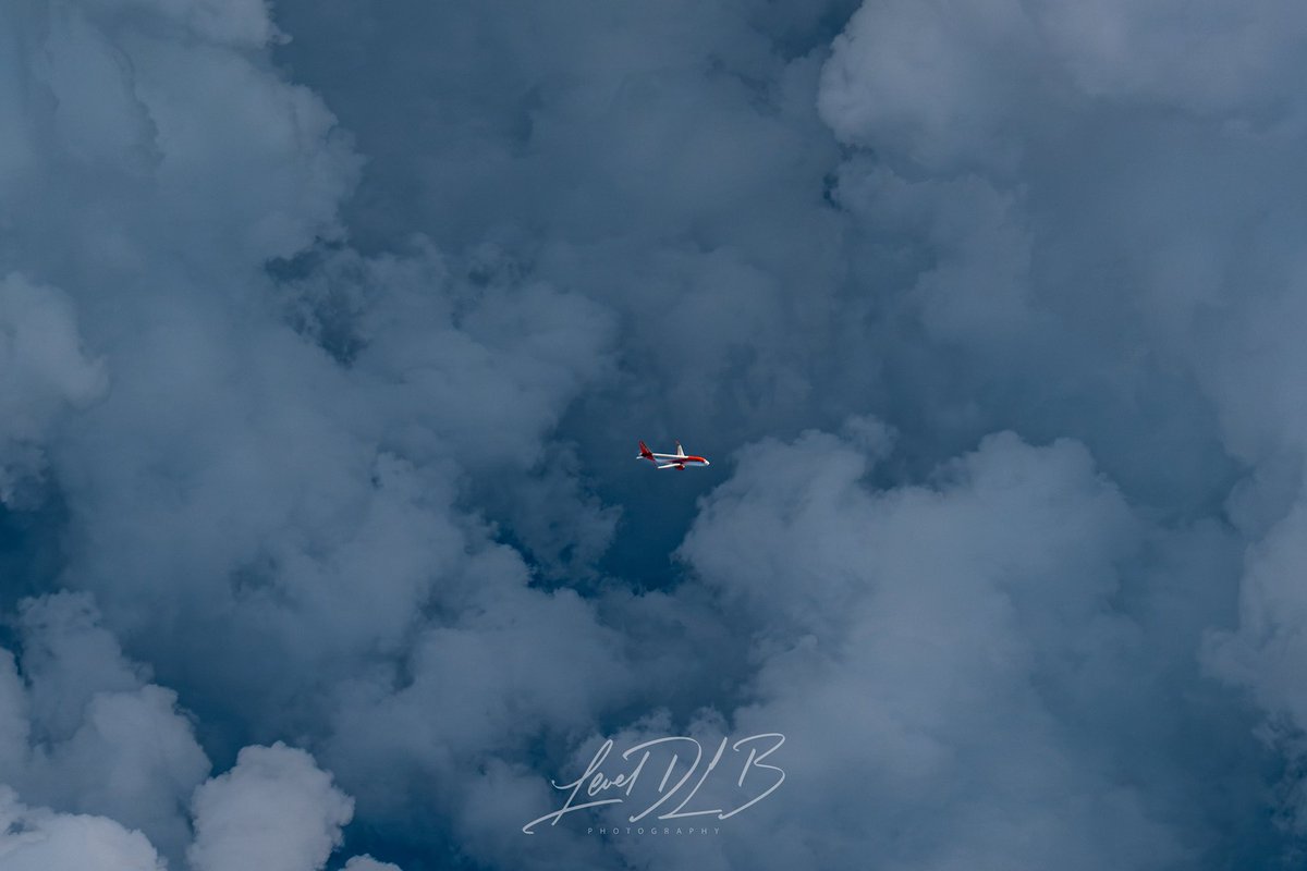 DlbLevel's tweet photo. @easyJet Air to Air with the U28041 LGW FUE flying at FL390.
And the other one flying around CB’s! https://t.co/WhMJnTQZ9J