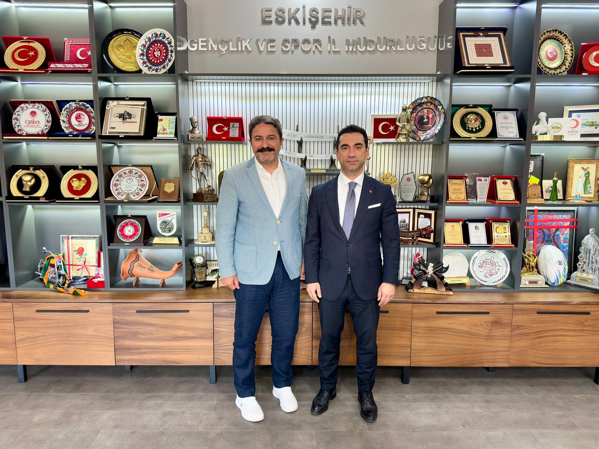GSB_Eskisehir's tweet photo. 📌 KÜTAHYA CUMHURİYET BAŞSAVCILIĞINA ATANAN SAVAŞ KILIÇ'TAN VEDA ZİYARETİ

Kütahya Cumhuriyet Başsavcılığı görevine atanan Eskişehir Cumhuriyet Başsavcı Vekilimiz Savaş Kılıç, İl Müdürümüz Hasan Kalın'ı ziyaret ederek veda etti.
@oa_bak @gencliksporbak https://t.co/EGHvqU0IPv