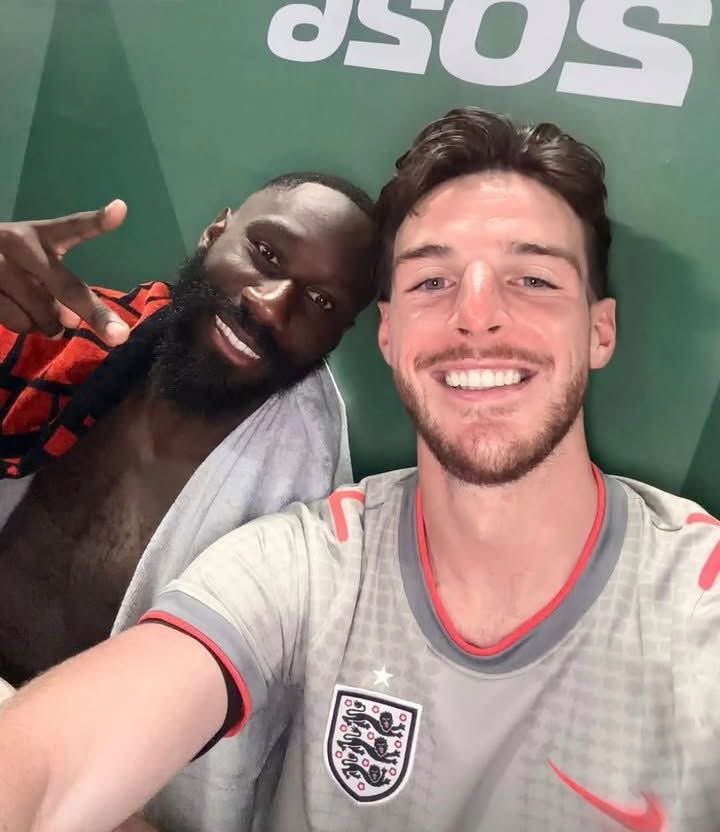 KimKimuntu's tweet photo. Arthur Masuaku et Declan Rice après la défaite de la RDC face à l'Angleterre. Les deux anciens coéquipiers à West Ham united ont profité de l'occasion pour prendre une photo au vestiaire. 

#football https://t.co/8LhaI1IGyX