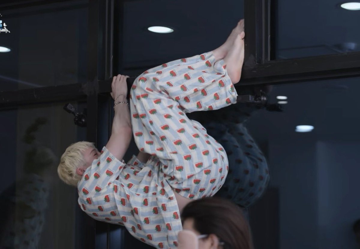 wlfiechans's tweet photo. silly jokes aside THE STRENGTH THIS MAN HAS?? https://t.co/9tHZsxFcXn