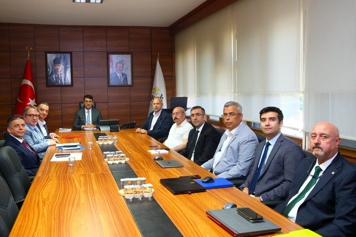 TC_UsakValiligi's tweet photo. “Tarımda Güç Birliği, Uşak’ın Geleceğine Yatırım”

Valimiz Serdar Kartal’ın katılımlarıyla, Uşak Ticaret ve Sanayi Odası ile Uşak Ticaret Borsası tarafından kurulan Uşak İleri Tarım Teknolojileri A.Ş. için imza töreni gerçekleştirildi.

Banaz Tarıma Dayalı İhtisas (Jeotermal Kaynaklı Sera) Organize Sanayi Bölgesi’nde faaliyet gösterecek şirket, ilimizin tarımsal üretim kapasitesini artıracak, modern üretim anlayışını destekleyecek ve bölgesel kalkınmaya önemli katkılar sunacak ortak bir yatırım olarak hayata geçirildi.

Programda konuşan Valimiz, jeotermal kaynakların sağladığı avantaj sayesinde bölgenin kısa sürede üretim, yatırım ve istihdamın merkezi hâline geleceğine inandıklarını, bu doğrultudaki çalışmaların kararlılıkla sürdürüldüğünü ifade etti.

Ortak yatırım sürecine öncülük eden Uşak Ticaret ve Sanayi Odası Yönetim Kurulu Başkanı Suat Selim Kandemir ve Yönetim Kurulu Üyeleri ile Uşak Ticaret Borsası Yönetim Kurulu Başkanı Mustafa Sezer ve Yönetim Kurulu Üyelerine; ilimizin tarımsal ve ekonomik kalkınmasına katkı sunacak bu örnek iş birliği dolayısıyla teşekkür ediyoruz.

Yatırım yapmak isteyen tüm yatırımcılarımızı bu güçlü üretim ekosisteminin bir parçası olmaya davet ediyor, kurulan ortaklığın Uşak’ımıza hayırlı olmasını diliyoruz.