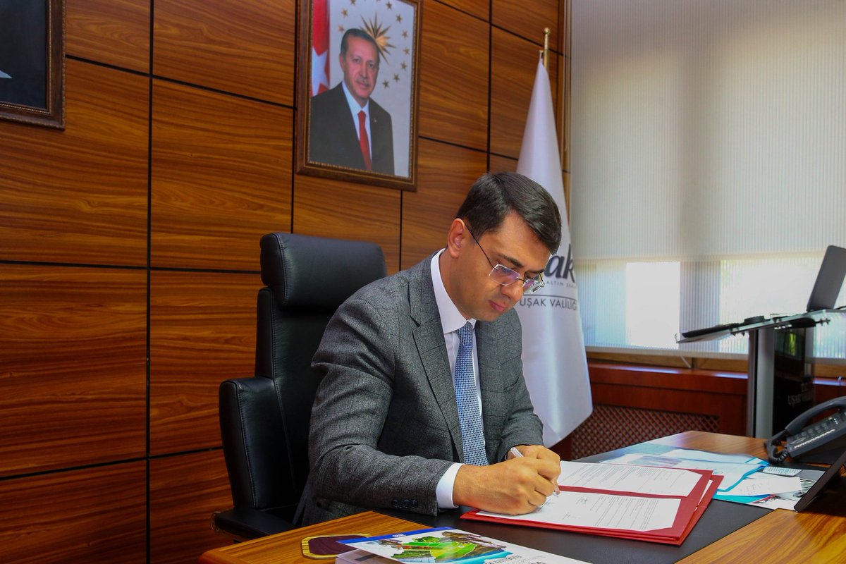 TC_UsakValiligi's tweet photo. “Tarımda Güç Birliği, Uşak’ın Geleceğine Yatırım”

Valimiz Serdar Kartal’ın katılımlarıyla, Uşak Ticaret ve Sanayi Odası ile Uşak Ticaret Borsası tarafından kurulan Uşak İleri Tarım Teknolojileri A.Ş. için imza töreni gerçekleştirildi.

Banaz Tarıma Dayalı İhtisas (Jeotermal Kaynaklı Sera) Organize Sanayi Bölgesi’nde faaliyet gösterecek şirket, ilimizin tarımsal üretim kapasitesini artıracak, modern üretim anlayışını destekleyecek ve bölgesel kalkınmaya önemli katkılar sunacak ortak bir yatırım olarak hayata geçirildi.

Programda konuşan Valimiz, jeotermal kaynakların sağladığı avantaj sayesinde bölgenin kısa sürede üretim, yatırım ve istihdamın merkezi hâline geleceğine inandıklarını, bu doğrultudaki çalışmaların kararlılıkla sürdürüldüğünü ifade etti.

Ortak yatırım sürecine öncülük eden Uşak Ticaret ve Sanayi Odası Yönetim Kurulu Başkanı Suat Selim Kandemir ve Yönetim Kurulu Üyeleri ile Uşak Ticaret Borsası Yönetim Kurulu Başkanı Mustafa Sezer ve Yönetim Kurulu Üyelerine; ilimizin tarımsal ve ekonomik kalkınmasına katkı sunacak bu örnek iş birliği dolayısıyla teşekkür ediyoruz.

Yatırım yapmak isteyen tüm yatırımcılarımızı bu güçlü üretim ekosisteminin bir parçası olmaya davet ediyor, kurulan ortaklığın Uşak’ımıza hayırlı olmasını diliyoruz.