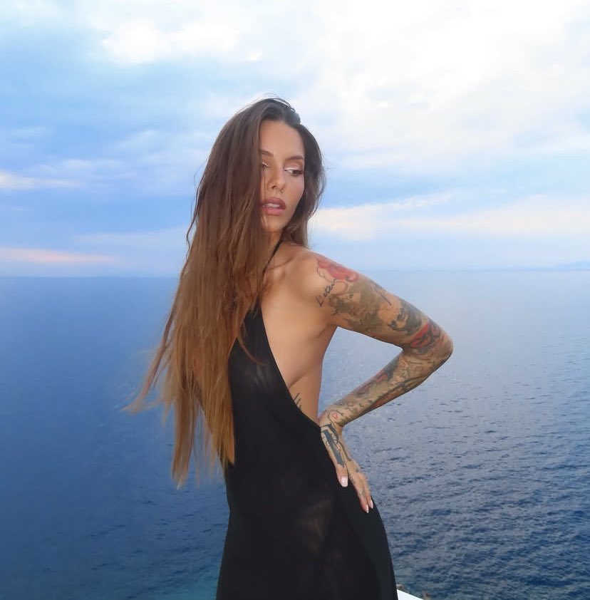 MoriciCaro21214's tweet photo. sono incantata di fronte a così tanta bellezza 🤍🥹
così come sto per buttarmi dal balcone per il commento di matteo 😭🔫  #jonita https://t.co/i7aR5aU5mV
