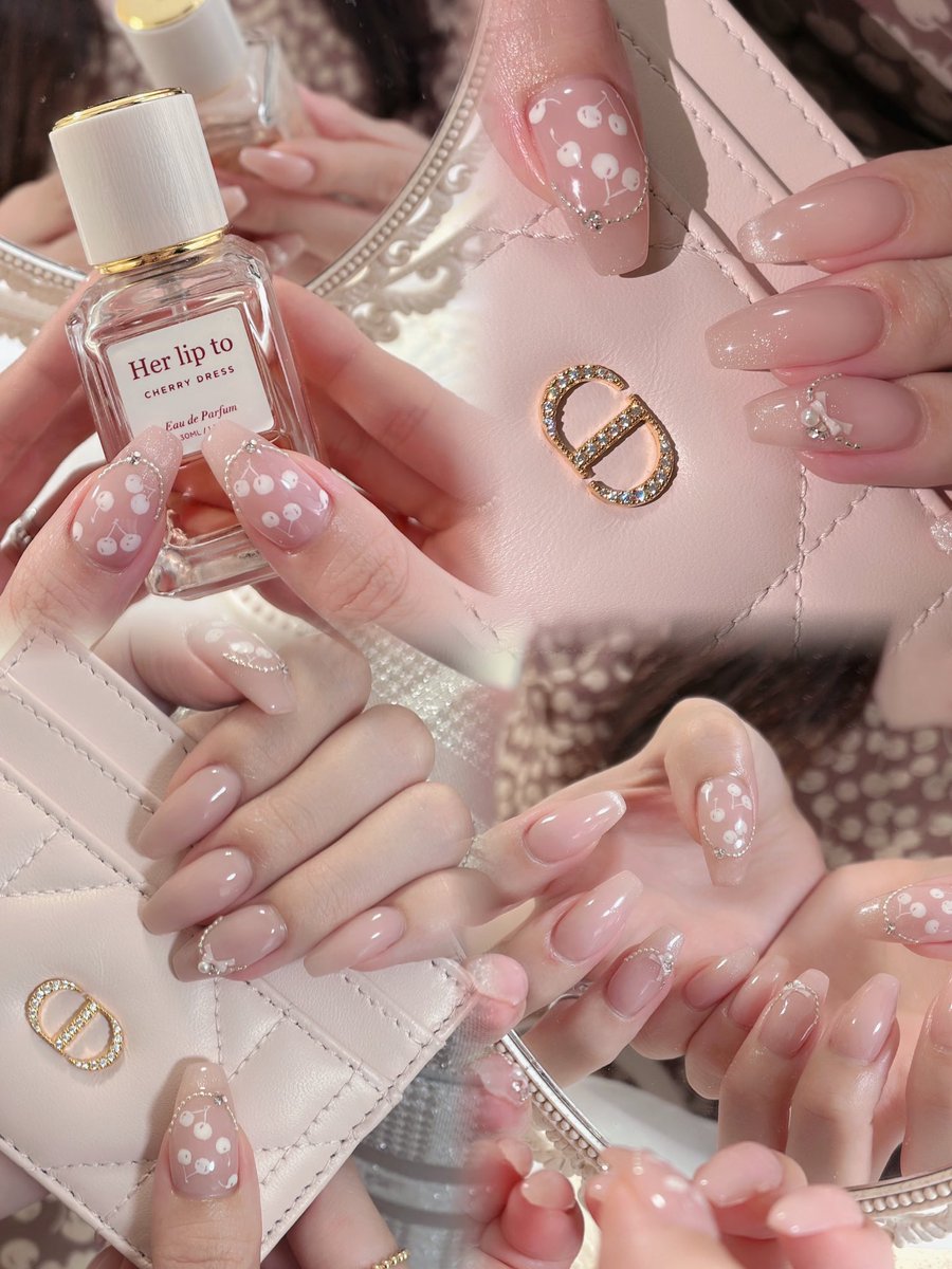 _pinonkm_'s tweet photo. 今年のcherry nailは過去1でお気に入り🍒🤍
#herlipto https://t.co/Y1hvUfeSgz
