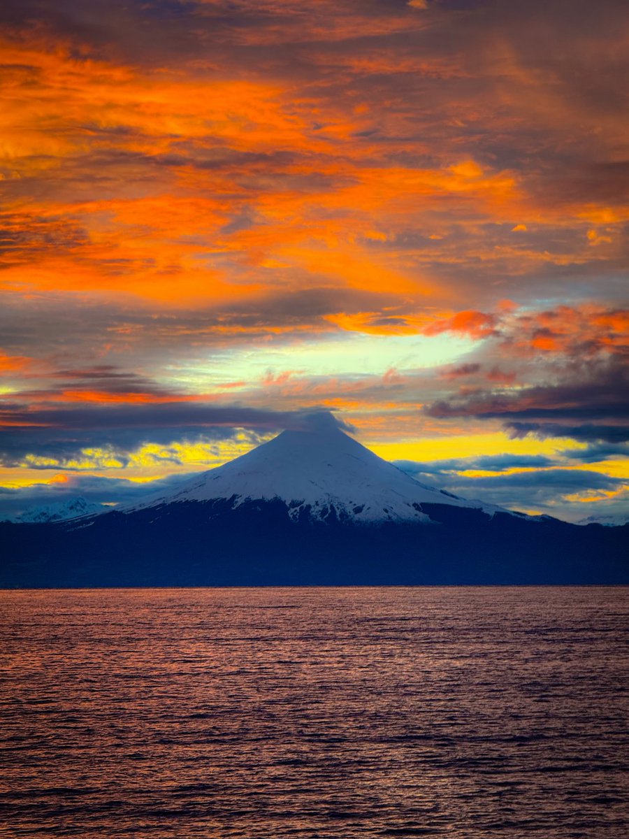 worldclick56's tweet photo. Sunset In Chile 🇨🇱 https://t.co/0sYAS2liqU