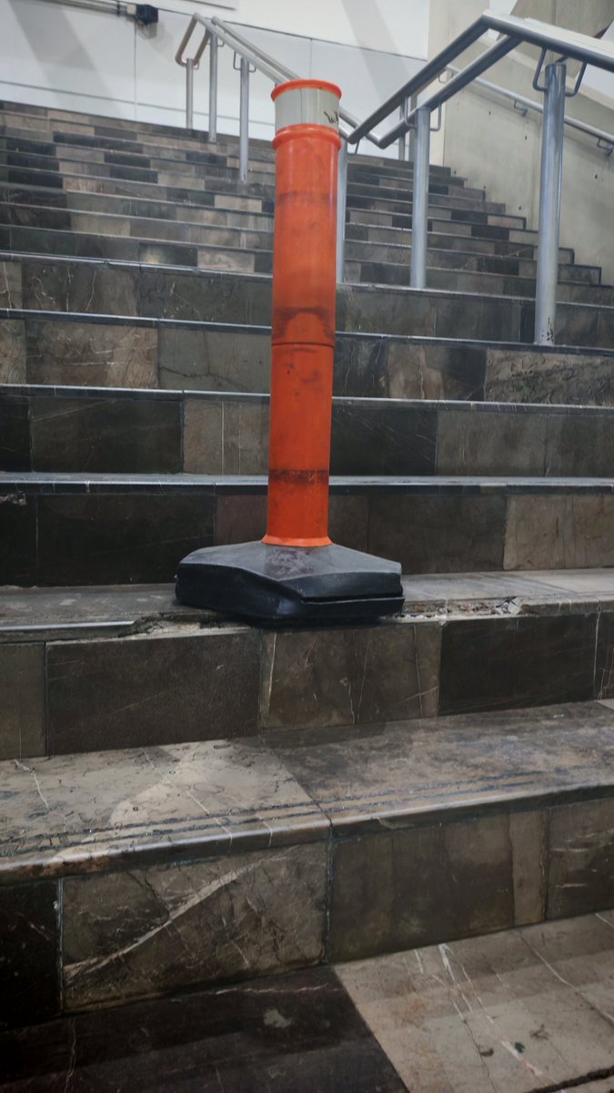 JCC1195's tweet photo. @MetroCDMX En la estación culhuacan de la línea 12 las escaleras con dirección mixcoác se encuentran así, de igual manera las escaleras eléctricas por la. Tarde nunca están en función hojala ya le den solución a éstas estaciones y no solo los puros transbordes https://t.co/OqLWSi8IgI