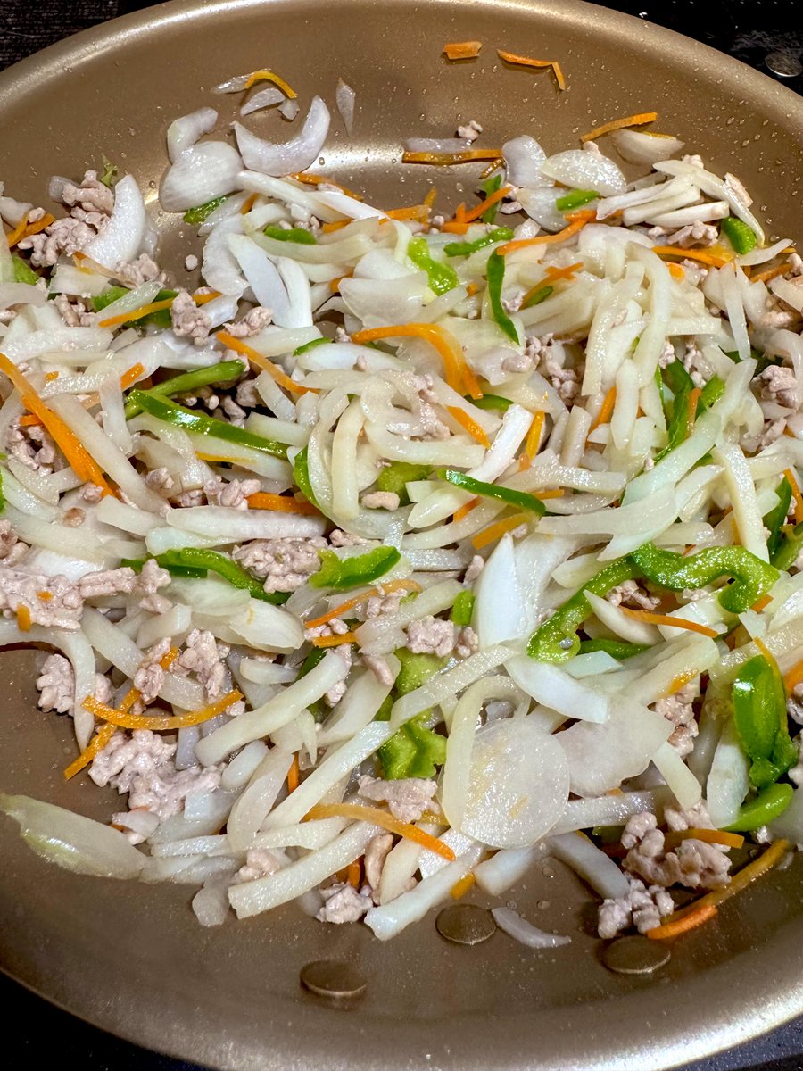 sameruchan's tweet photo. 実家に届いた食材消費しないといけなくて泣く泣く数年ぶりに料理している😭 https://t.co/PTeFASRPgr