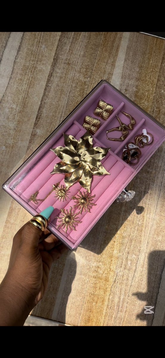 AccessoiresbyY's tweet photo. Il y a des bijoux qu’on porte
Et il y a ceux qui attirent tous les regards. ✨
Lequel est votre coup de cœur ? 🌝

📍Douala (livraison et expédition partout au Cameroun) 

📱: 696064503 https://t.co/EHgBpO6Mji
