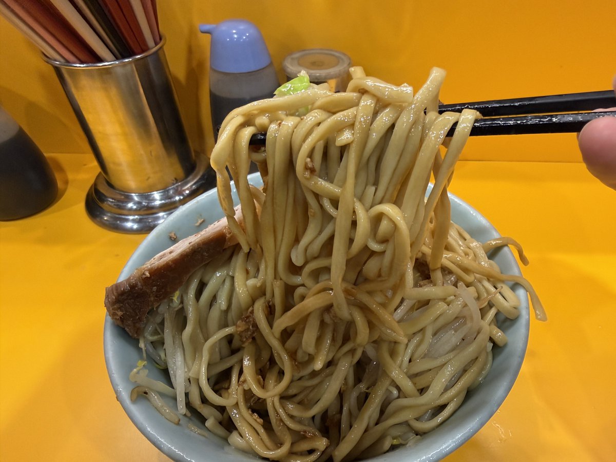 Ratrap_tommy's tweet photo. ラーメン二郎 八王子野猿街道店2
小ラーメンひやこ ﾆﾝﾆｸｽｸﾅﾒﾔｻｲｱﾌﾞﾗｽｸﾅﾒ

新限定やはり天才か

豚 赤身と脂身バランスがいい物
麺 つけ麺同様ビシッと〆られてる
ひやこ 甘めのカエシと冷たい麺 香ばしさのマー油が野猿新境地へと誘う

二郎なのにサッパリペロリと新名物
ご馳走様 https://t.co/MfUUdaF52I