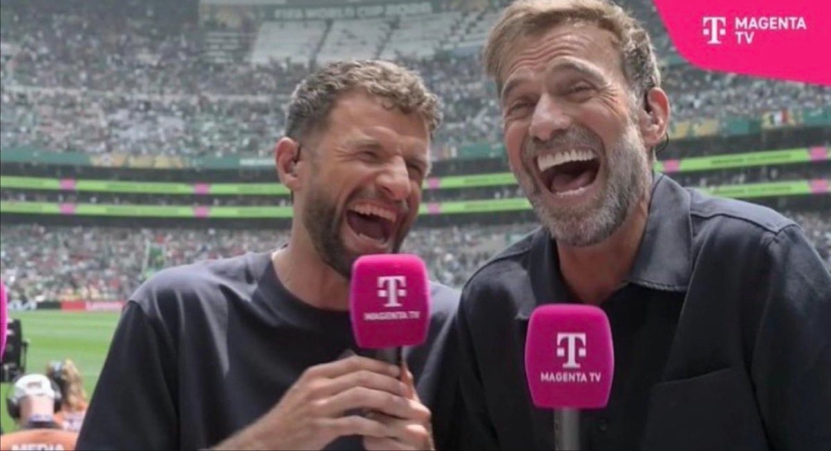 ThiagoWRLD's tweet photo. „Kloppo, der hat seine Mutter mit zur WM genommen.“ https://t.co/7nYm4291j7