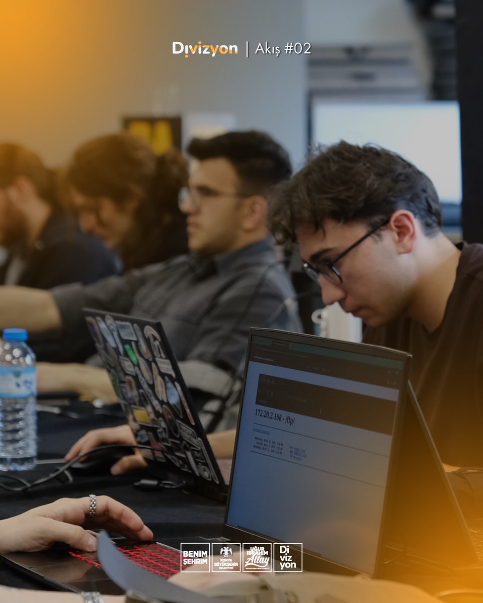 divizyon_org's tweet photo. Divizyon’da olan biten tek bir alana sığmıyor. Bir fikir bazen ekranda şekilleniyor, bazen stüdyoda sese dönüşüyor, bazen de ekipler arasında dolaşırken bambaşka bir hâl alıyor. ✨Akış devam ediyor🚀 https://t.co/Q2YTJIlsr1