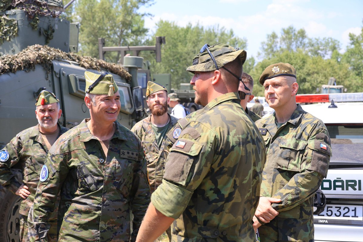 EMADmde's tweet photo. 🪖En Eslovaquia, el personal militar de la Brigada Multinacional de la OTAN participa en el 'Día del Tanque de Laugaricio'.

🪖Una jornada para fomentar la cultura de defensa, conocer de cerca el trabajo de nuestras unidades y reforzar lazos con nuestros aliados.

🪖Historia, tecnología, tradición y compromiso compartido al servicio de la seguridad y la defensa colectiva del flanco este de la Alianza.
#MOPS @NATOTFSlovakia @EjercitoTierra