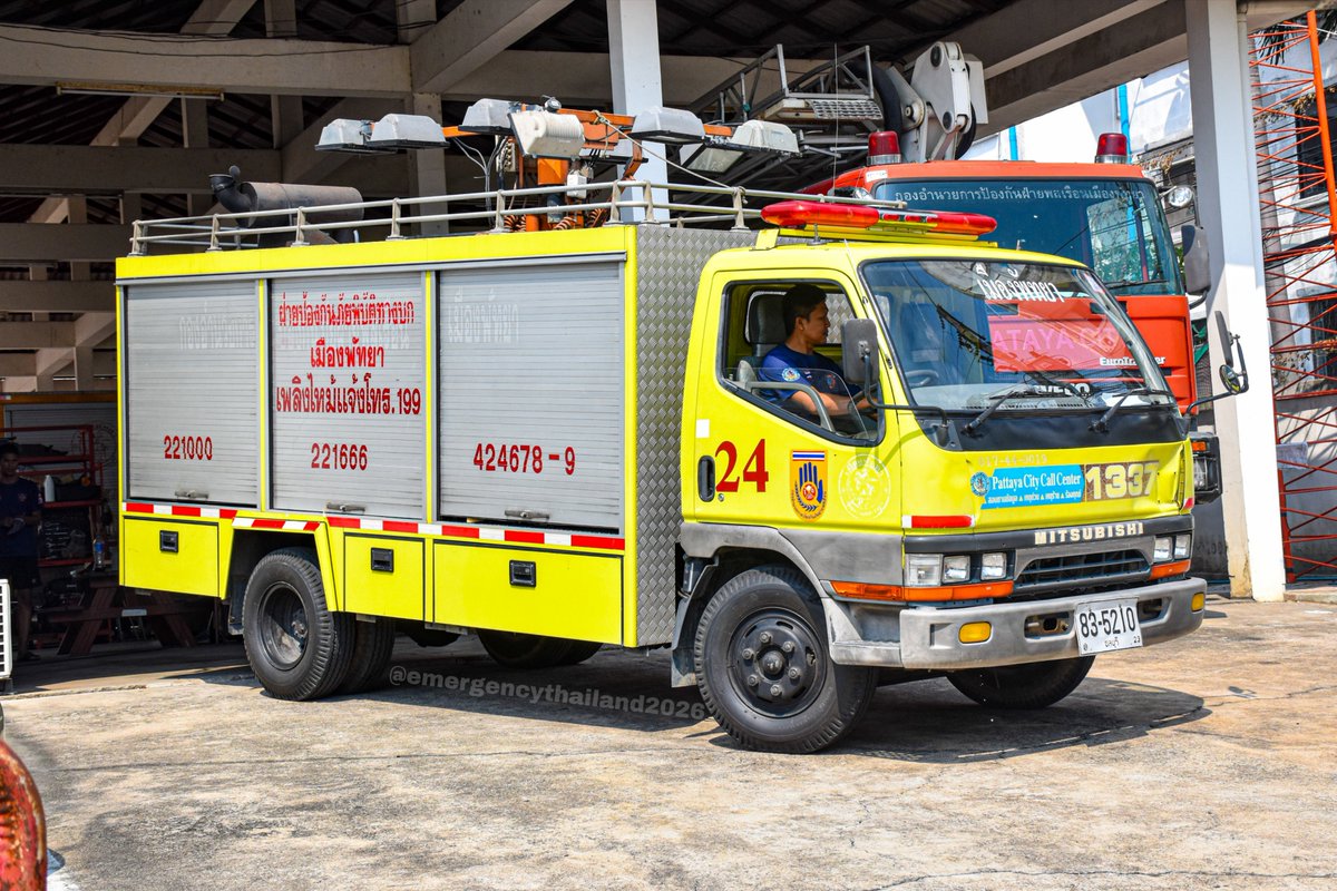 EmergencyThail1's tweet photo. Lighting truck of Pattaya fire department, Thailand 🇹🇭🚒
Pattaya City Land Civil Defence, Na Kluea Fire Station, Mitsubishi Fuso Canter Lighting Tender locally-manufactured in Thailand.
ฝ่ายป้องกันภัยพิบัติทางบกเมืองพัทยา รถไฟส่องสว่าง มิตซูบิชิ
#pattaya #fireengine #พัทยา https://t.co/D5OWEmbYJ7