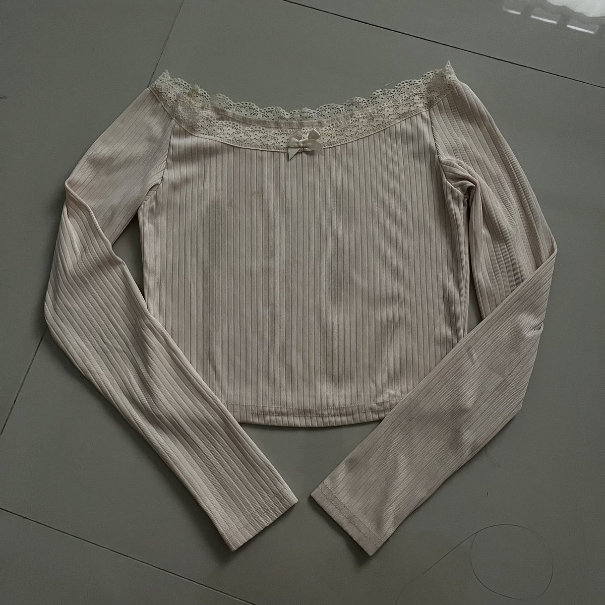 _kmkln's tweet photo. เสื้อปาดไหล่ครีม มีตำหนิเลอะตามภาพ
30.-

#เสื้อผ้ามือสอง #ส่งต่อเสื้อผ้ามือสอง #โล๊ะตู้เสื้อผ้ามือสอง #ส่งต่อ #โล๊ะตู้ https://t.co/cAZD3sX291