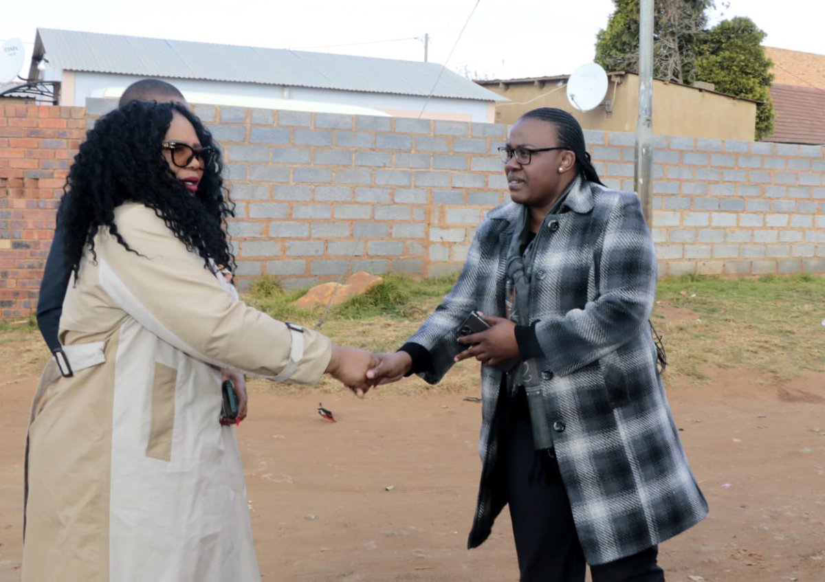 gpgSocDev's tweet photo. Following media reports, MEC @NkomoNomantu personally visited Motse O Moholo home of the Elderly in #Doornkop, Soweto to assess conditions on the ground.
#GautengSocialDevelopment
#ProtectOurElders
#GDSD
#NPOsDeliver
#GautengCares https://t.co/L5Odl4Divt