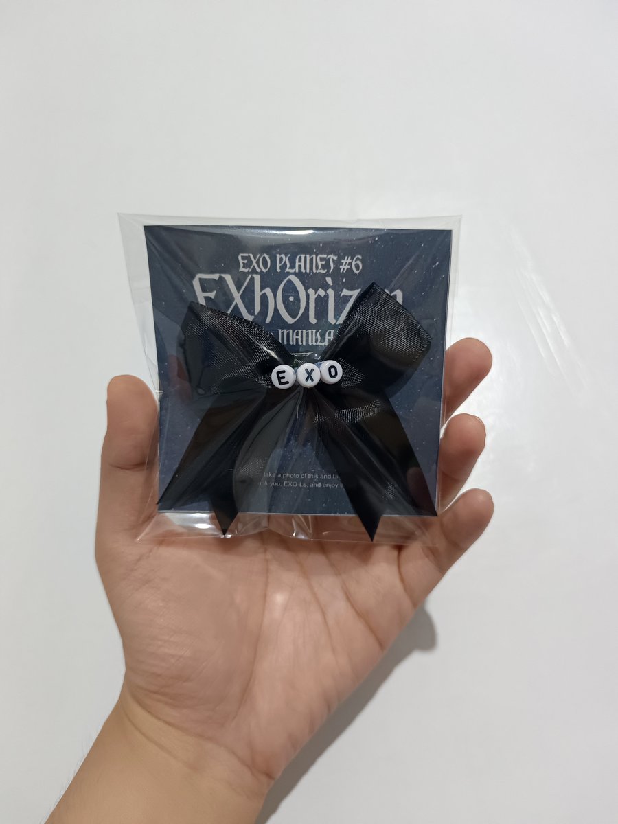 loeyelhun's tweet photo. EXhorizon in Manila 
Day 1 | Hair clip freebie by me ✨

Around MOA or tatambay lang kami  sa kapehan bago mag-check in sa unit namin ☺

Ubusin niyo 'to please 🥹 Approach niyo lang ako. I'm wearing Love Me Right Jersey (61) ✨

#EXhOrizoninMNL #EXhOrizoninMANILA #EXO https://t.co/v0aLjqkjvZ