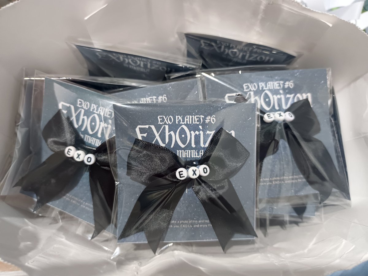 loeyelhun's tweet photo. EXhorizon in Manila 
Day 1 | Hair clip freebie by me ✨

Around MOA or tatambay lang kami  sa kapehan bago mag-check in sa unit namin ☺

Ubusin niyo 'to please 🥹 Approach niyo lang ako. I'm wearing Love Me Right Jersey (61) ✨

#EXhOrizoninMNL #EXhOrizoninMANILA #EXO https://t.co/v0aLjqkjvZ