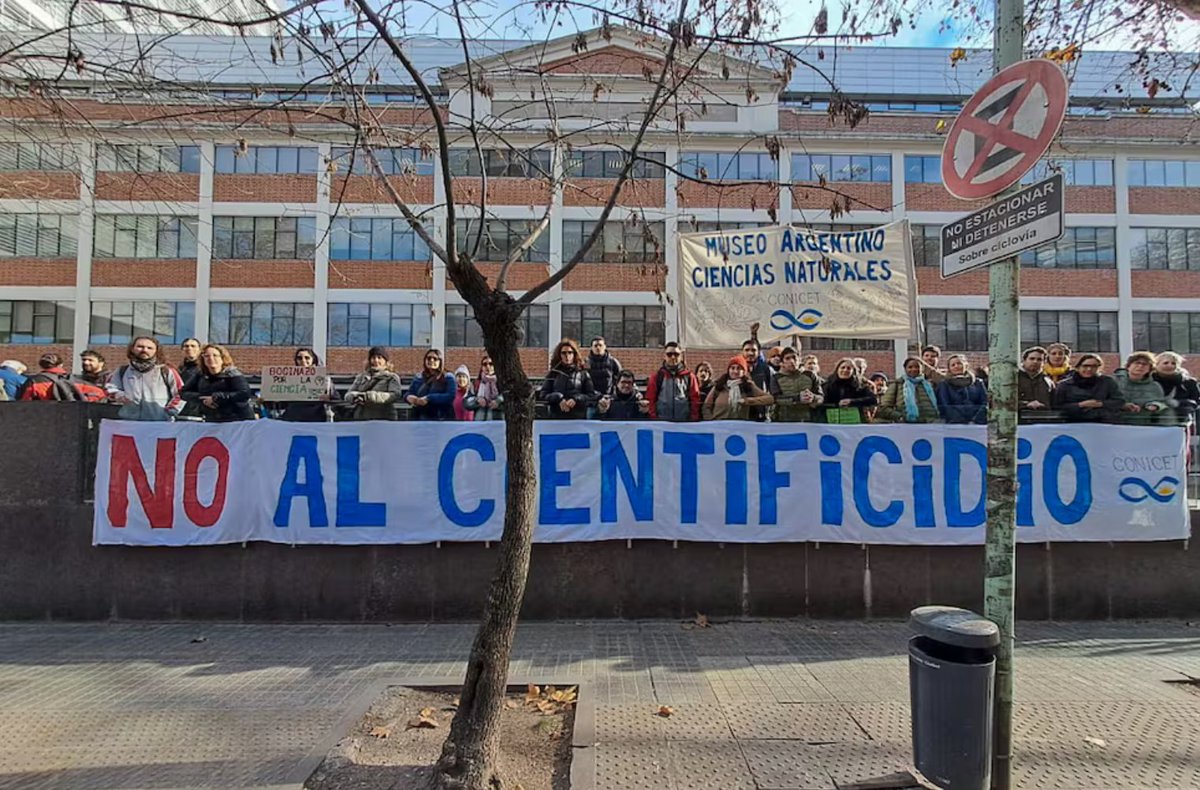 GamarnikLab's tweet photo. Se esta cortando la formación de investigadores en una etapa muy sensible, cuando se pasa de hacer un postdoctorado a ser investigador.  
Hoy 379 profesionales del Conicet formados y capacitados quedan sin poder seguir. No es una desición inteligente, no ahorra, es perder... https://t.co/JVmtZ0Tt49