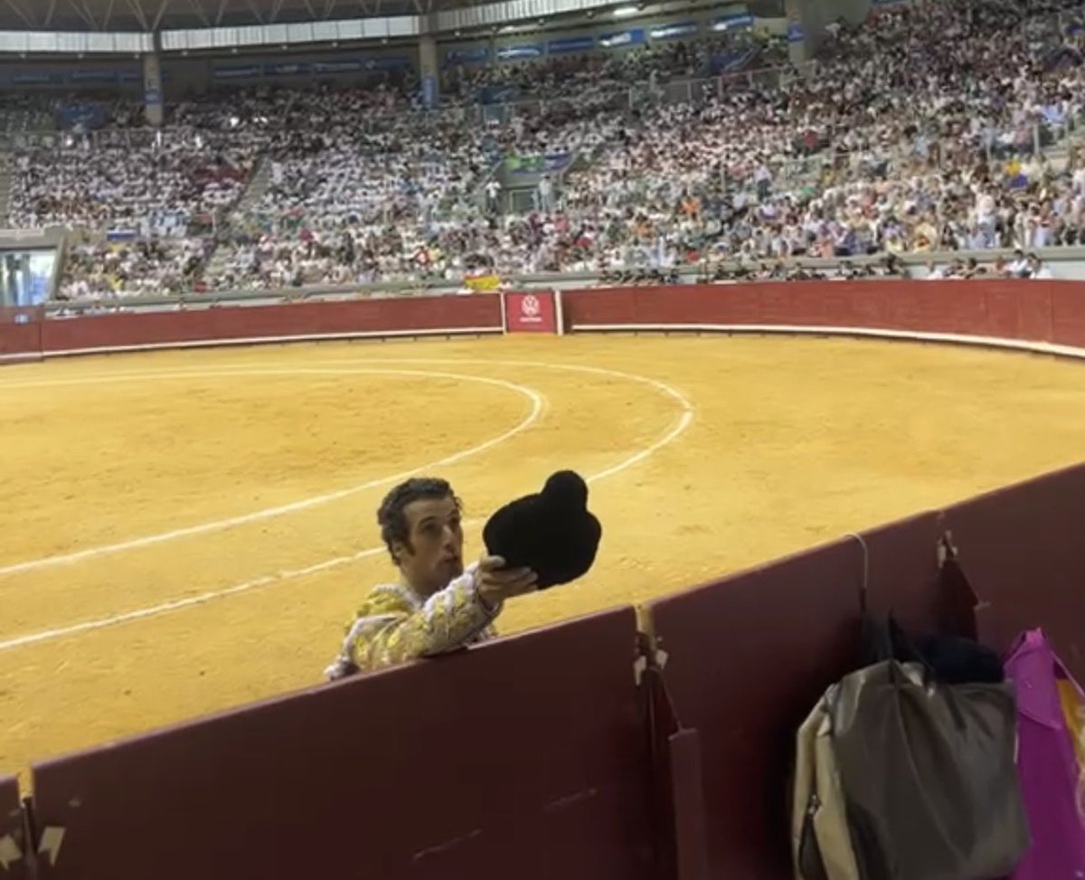 cris_ayala_'s tweet photo. Ayer, Morenito de Aranda nos prestó su capote y nos brindó un toro al alimón al ganadero A. Bañuelos y a una servidora por mantener y apoyar el mundo taurino(cada uno su papel).
Muy agradecida.

Los toros son cultura e identidad españolas, y por tanto también identidad burgalesa. https://t.co/upTiJhlyTA