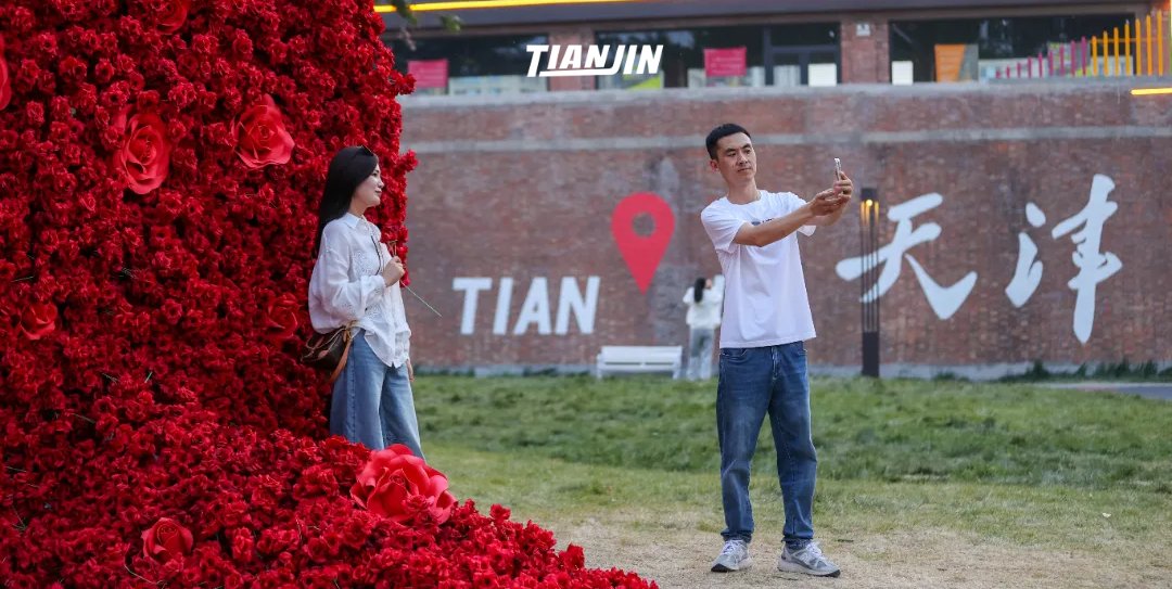 WowTianjin's tweet photo. In #Xiqing District, an old textile factory built in #1956 has found new life as an open #urban neighborhood.😊
The bones of its industrial past remain intact, but the space now holds something new, #fashion boutiques, #cafés, #craft workshops, #restaurants, and small performance venues, adding up to more than 30 distinct spots worth exploring.
By day, it's an easy place to wander and linger. As night falls, lights spread across the old factory rooftops, and the buzz of the dining streets builds. The whole place comes alive again — through light, sound, and people.
Red brick walls, weathered steel beams, and time-worn surfaces still carry traces of history, even as new voices and everyday life unfold within them.
In its own way, Tianjin is answering a simple question: how do we live alongside time?
