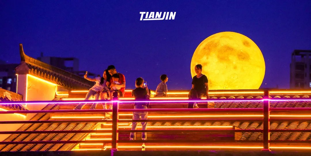 WowTianjin's tweet photo. In #Xiqing District, an old textile factory built in #1956 has found new life as an open #urban neighborhood.😊
The bones of its industrial past remain intact, but the space now holds something new, #fashion boutiques, #cafés, #craft workshops, #restaurants, and small performance venues, adding up to more than 30 distinct spots worth exploring.
By day, it's an easy place to wander and linger. As night falls, lights spread across the old factory rooftops, and the buzz of the dining streets builds. The whole place comes alive again — through light, sound, and people.
Red brick walls, weathered steel beams, and time-worn surfaces still carry traces of history, even as new voices and everyday life unfold within them.
In its own way, Tianjin is answering a simple question: how do we live alongside time?