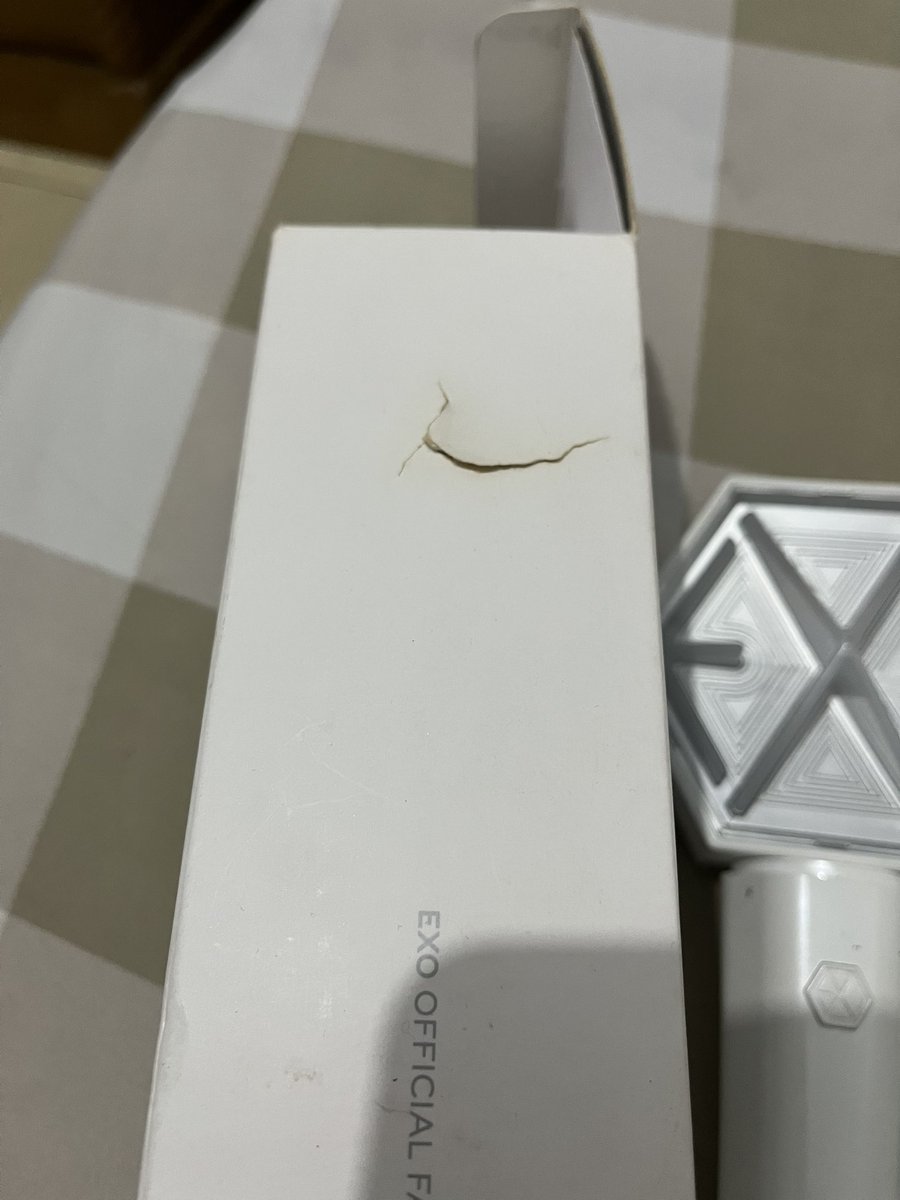 dohyul_verse's tweet photo. WTS Eribong / EXO Lightstick Vers.3 

- 600K boleh nego
- Baru di pake sekali konser EXhOrizon kemarin.
- minus box dan sticker ngga tau kemana 
- Bonus PC Baekhyun
- Dom Jakut
- Bisa Oren 🍊

#wts #wtb #zonauang #Eribong #EXO #lightstick https://t.co/6rwUhxU05H