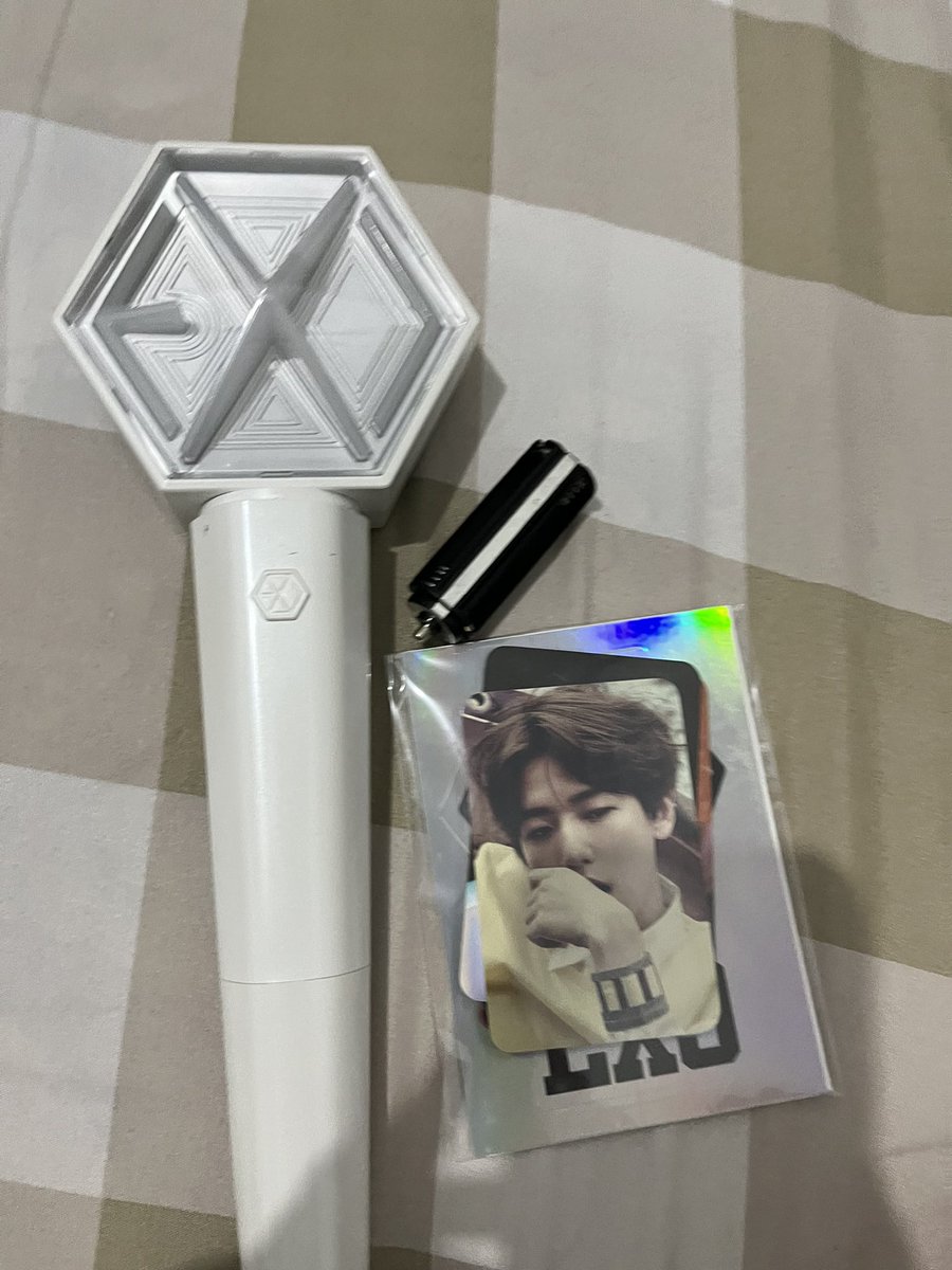 dohyul_verse's tweet photo. WTS Eribong / EXO Lightstick Vers.3 

- 600K boleh nego
- Baru di pake sekali konser EXhOrizon kemarin.
- minus box dan sticker ngga tau kemana 
- Bonus PC Baekhyun
- Dom Jakut
- Bisa Oren 🍊

#wts #wtb #zonauang #Eribong #EXO #lightstick https://t.co/6rwUhxU05H
