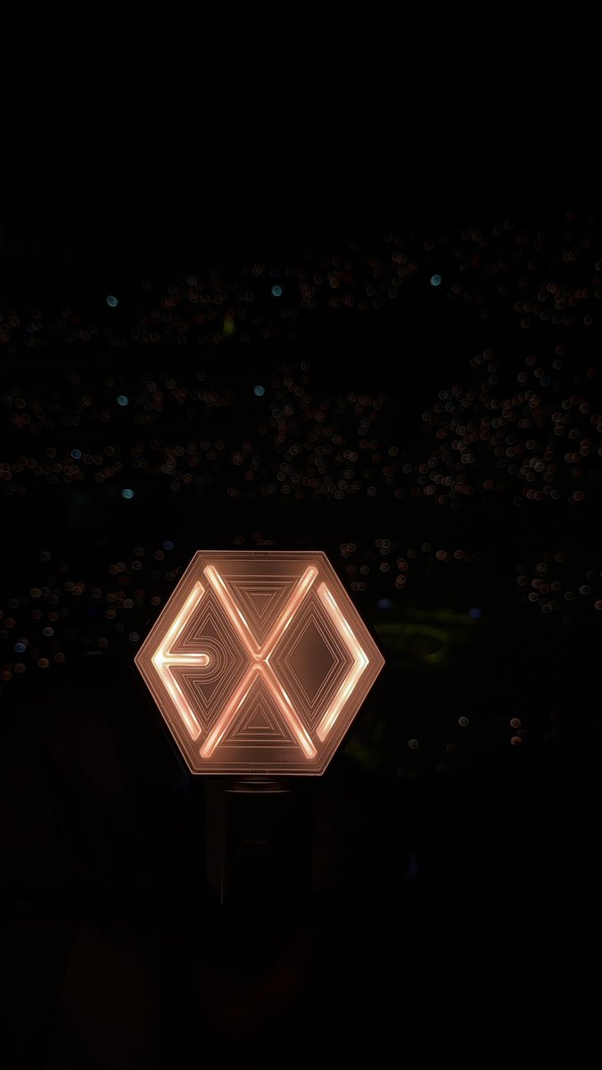 dohyul_verse's tweet photo. WTS Eribong / EXO Lightstick Vers.3 

- 600K boleh nego
- Baru di pake sekali konser EXhOrizon kemarin.
- minus box dan sticker ngga tau kemana 
- Bonus PC Baekhyun
- Dom Jakut
- Bisa Oren 🍊

#wts #wtb #zonauang #Eribong #EXO #lightstick https://t.co/6rwUhxU05H