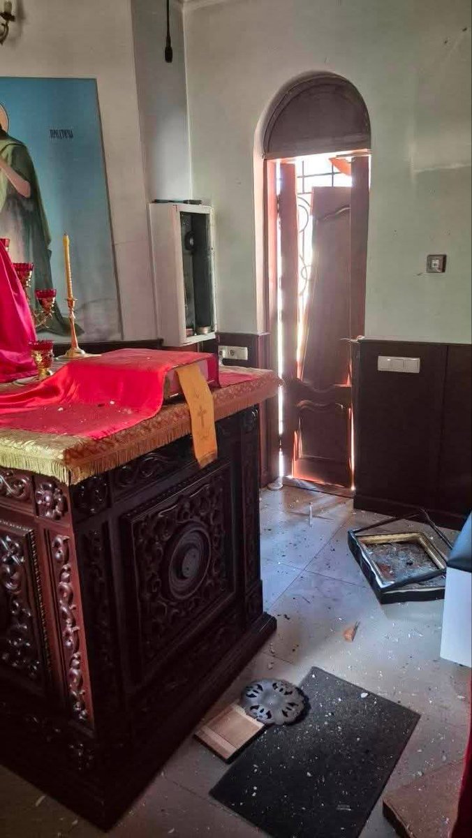 News_UOC's tweet photo. 😢The Church of the Kazan Icon of the Mother of God in Kyiv’s Darnytskyi District has been damaged by a large-scale bombardment of the city.

Windows in the church were broken, and damage was done to icons, the altar part, walls, doors, and window frames.
🔗Details, photos: https://t.co/cvLCbsZKEI
#UOC #Christian #Christianity #ChristianFaith #Christians #OrthodoxChristians #Church #religious #religion #faith #UkraineConflict #UkraineInvasion #ukrainewarreport #Ukraine #Kyiv #attack #damage #windows #walls #door #territory #building #shop #aid #help #news #war #conflict #hostilities #military #Armedforces #restore #priest #parish #icon #capital #city