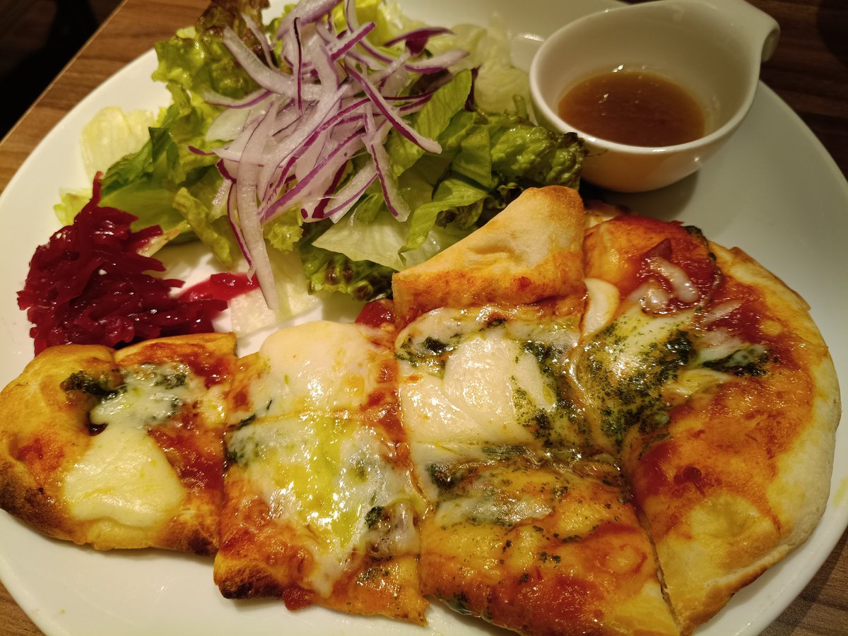 OKawauna's tweet photo. 今日も早上がりー！(*>∀<)ﾉ))★
たまにはCafeでかるーくねっ！
今日は入店少なすぎでちと心配なくらい😟
景気はあまりなんだなぁって感じだけど、ここはそれなりに流行ってますねぇ😂

ブルーベリー🫐パンケーキ美味しいん
((((  *'ч' *)っΨ https://t.co/IUNQk8nf6f