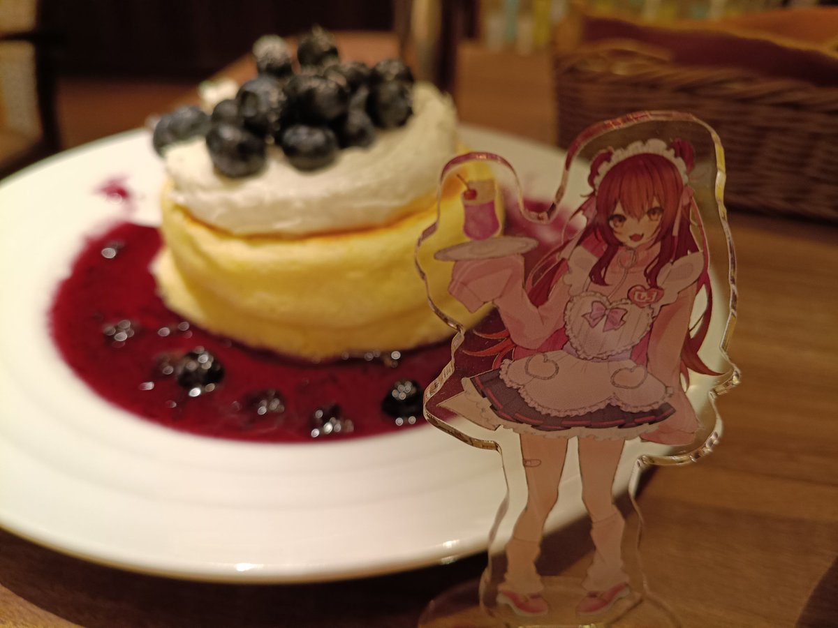 OKawauna's tweet photo. 今日も早上がりー！(*>∀<)ﾉ))★
たまにはCafeでかるーくねっ！
今日は入店少なすぎでちと心配なくらい😟
景気はあまりなんだなぁって感じだけど、ここはそれなりに流行ってますねぇ😂

ブルーベリー🫐パンケーキ美味しいん
((((  *'ч' *)っΨ https://t.co/IUNQk8nf6f