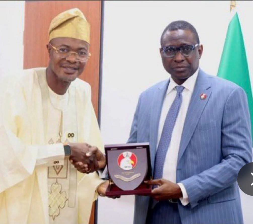 roland_ajayi's tweet photo. @Verydakman_ He has an appointment letter signed by the Chief of Staff to the President.

His office is located at the Federal Secretariat in Abuja.

He has over 300 staff under him, paid by the Federal Government. 

His office has a budget under the president's office running into billions. https://t.co/LKZaGnw5MK
