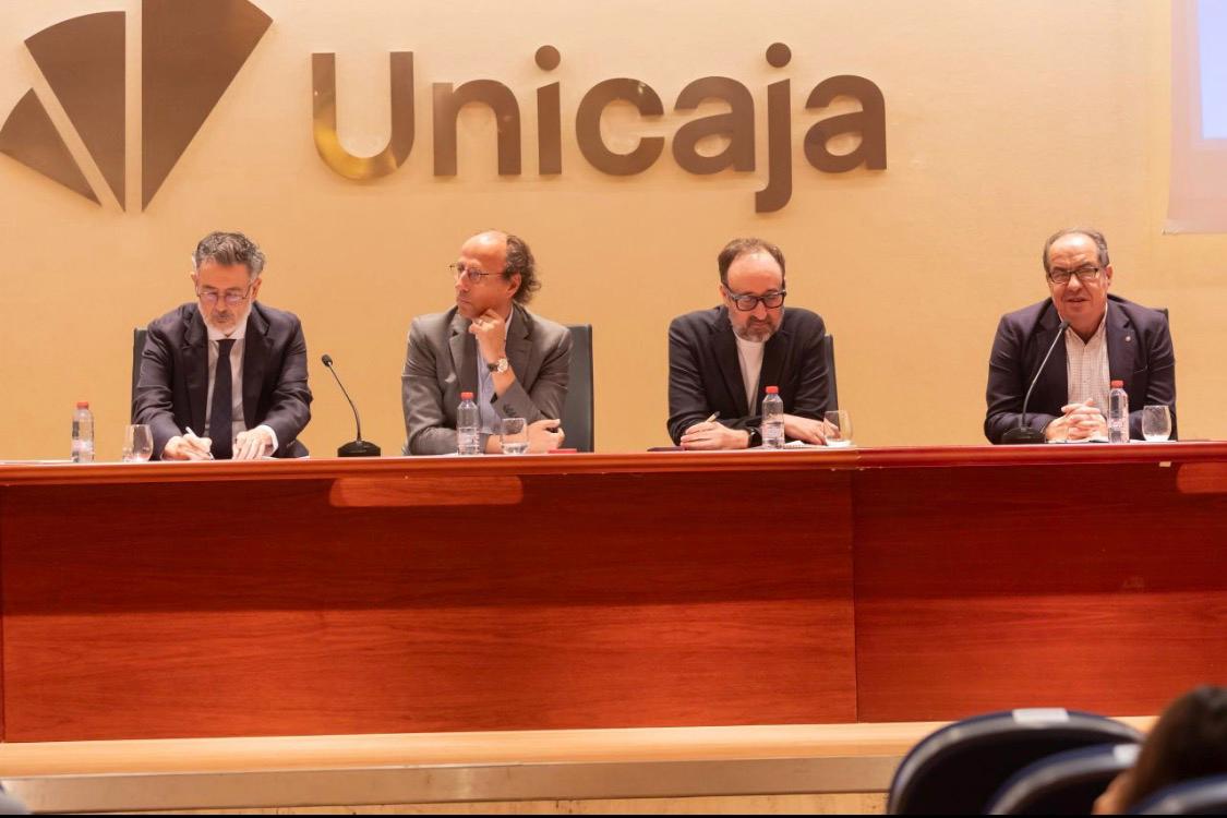 sindicatofetico's tweet photo. Nuestro Secretario General, Antonio Pérez Rodríguez, participó en el Encuentro @ForoRRHH Málaga en la keynote sobre IA, absentismo y relaciones laborales.

En #Fetico impulsamos unas relaciones laborales innovadoras, con las personas siempre en el centro.

#SindicatoModerno https://t.co/UcFQzNXFzf
