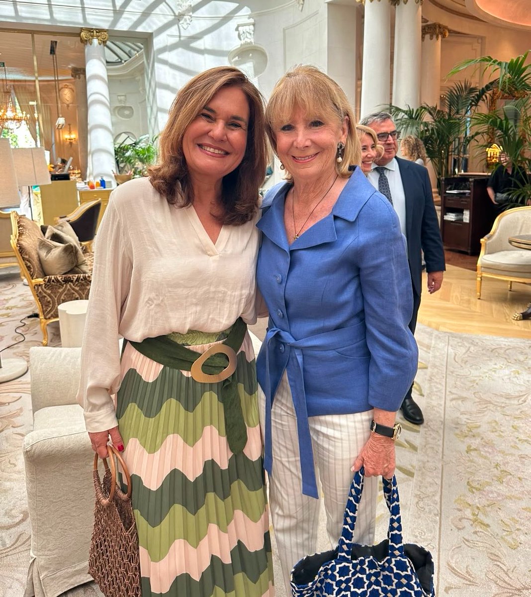 JimenaLPGC's tweet photo. Ayer tuve la oportunidad de saludar a Esperanza Aguirre en el desayuno de Nueva Economía Fórum.

Una mujer que abrió camino, rompió techos de cristal y sigue siendo un referente político por su valentía, su capacidad de gestión y la defensa firme de sus ideas. https://t.co/U28Iqq8CGA