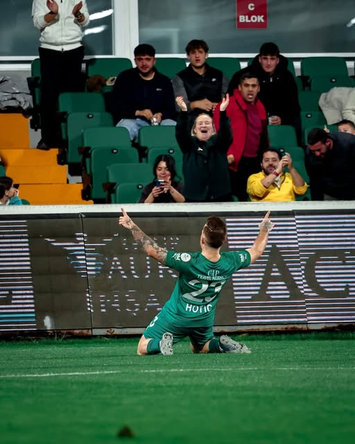 tektiklaAS's tweet photo. 🦂  Antalyaspor, bonservisi elinde olan Boşnak kanat oyuncusu Dino Hotic ile ilgileniyor.

Bonservisini eline alan deneyimli futbolcu, geçtiğimiz sezon Bodrum formasıyla 12 maça çıktı. 773 dakika oyunda kalan Hotic, 5 gol ve 5 asist kaydetti.

🔗 @ajansspor https://t.co/3Uifr4h7kN