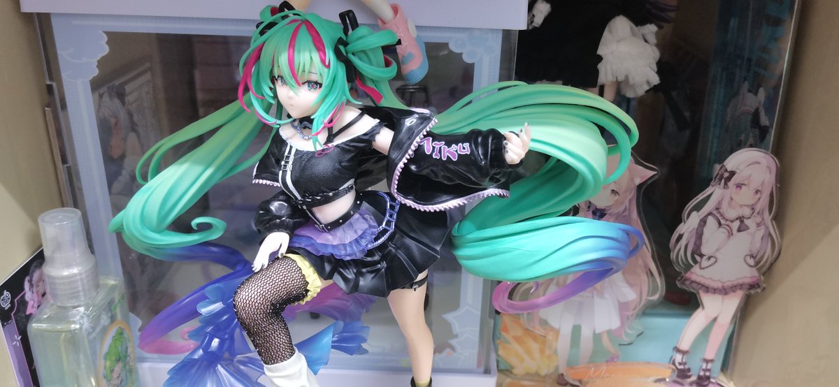 sinxeeer's tweet photo. ミクの新フィギュア、照明がクソすぎて綺麗に撮れない（泣）
 #初音ミク https://t.co/n5rmcOidtU