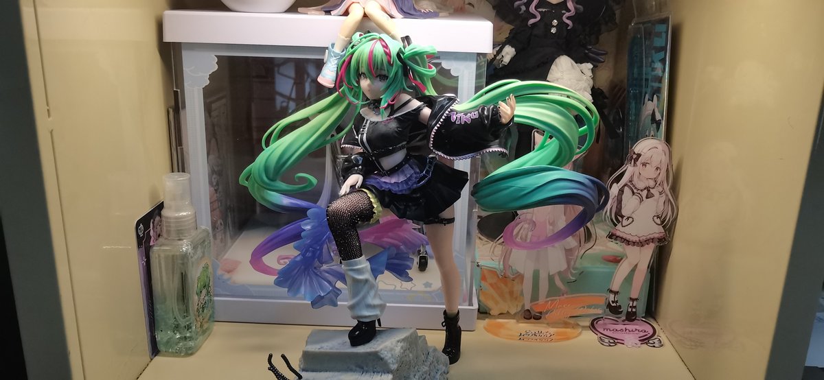 sinxeeer's tweet photo. ミクの新フィギュア、照明がクソすぎて綺麗に撮れない（泣）
 #初音ミク https://t.co/n5rmcOidtU