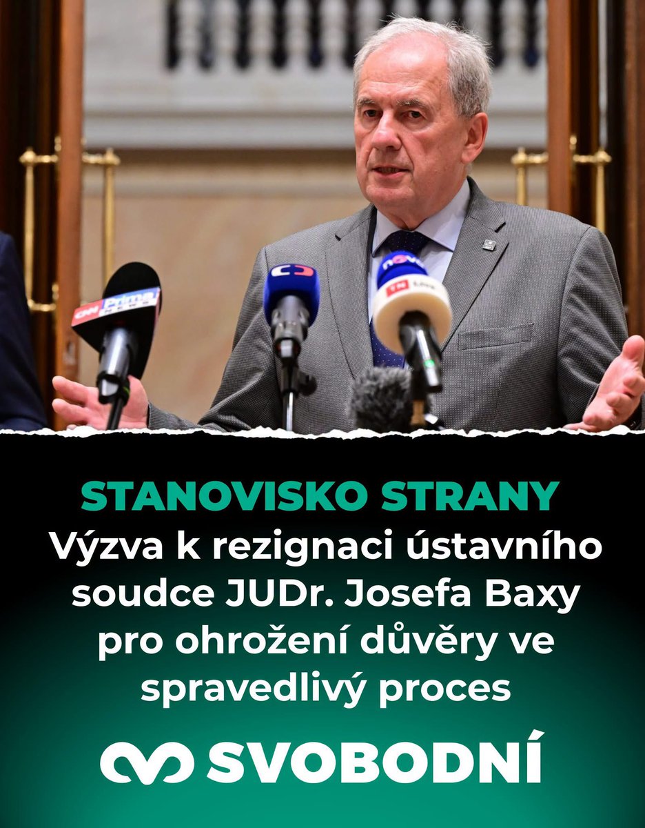 svobodni's tweet photo. Vzhledem k tomu, jak politicky citlivé otázky by měl v nejbližší době Ústavní soud posuzovat, musíme v současnosti klást ještě větší nároky na objektivitu a nestrannost soudců. Zejména v reakci na poslední velmi nestandardní kroky Ústavního soudu, jako je například vydání předběžného opatření ohledně účasti prezidenta Petra Pavla na summitu NATO, se proto veřejnost znovu zcela legitimně ptá, zda může věřit v nezávislost Ústavního soudu a jeho předsedy.

Znovu a znovu si lidé připomínají jeho předchozí politické působení, včetně účasti na demonstracích proti vládě Andreje Babiše, kterého dokonce vyzýval účastí na demonstraci Milionu chvilek k rezignaci. Z veřejné diskuse posledních dní stále více vyplývá, že člověk s takovou minulostí, jakou má JUDr. Josef Baxa, již nemůže zajistit návrat důvěry drtivé většiny občanů v nestrannost a nezávislost Ústavního soudu pod jeho vedením.

Právo na spravedlivý proces, zakotvené v čl. 36 odst. 1 Listiny základních práv a svobod, vyžaduje nezávislého a nestranného soudce nejen fakticky, ale i zdánlivě v očích veřejnosti. To s odkazem na Úmluvu o lidských právech judikoval i Evropský soud pro lidská práva. Dle nálezu Ústavního soudu č. 349/2002 Sb. nesmí ohrožovat nestrannost soudců nikdo, tedy ani samotný předseda Ústavního soudu. No a konečně podle § 80 odst. 5 zákona č. 32/1996 Sb., o soudech a soudcích, musí soudce i v osobním životě vystupovat tak, aby nezpochybnil důvěru veřejnosti v nestranné a nezávislé rozhodování justice.

Co v očích „běžného pozorovatele“ vzbuzuje legitimní pochybnosti o jeho nezávislosti?

👉 Politická angažovanost a podjatost: JUDr. Josef Baxa se veřejně přiznal k účasti na protivládních demonstracích spolku Milion chvilek pro demokracii v roce 2019 a podpořil tím výzvu „Chvilka pro rezignaci“, čímž se z pozice vysokého představitele justice přímo zapojil do politického boje proti tehdejší vládě. Svůj politicky zabarvený postoj potvrdil i 28. 8. 2020 v rozhovoru pro Seznam Zprávy, kdy otevřeně prohlásil, že z tehdejší vlády má „pocit chaosu a bezradnosti“ a že „autorita práva klesá“. Dále otevřeně deklaroval svou hodnotovou shodu s prezidentem Petrem Pavlem, když svůj vstup do funkce ústavního soudce podmínil změnou hlavy státu, čímž vytvořil dojem, že jeho legitimita není odvozena od Ústavy, ale od politické blízkosti k současnému prezidentovi.

👉 Absence morální integrity: Jako trestní soudce v roce 1985 odsoudil mladíka za pokus o emigraci. Argument, že pouze „respektoval zákon“ totalitního režimu, považujeme za morálně neobhajitelný a v rozporu s principy individuální odpovědnosti, které byly stanoveny například norimberskými procesy. Odmítnout účast na represích totalitního režimu bylo možné a toto selhání zásadně zpochybňuje morální autoritu předsedy instituce, která má chránit základní lidská práva.

👉 Ohrožení objektivní nestrannosti: Podle judikatury Evropského soudu pro lidská práva (např. Piersack vs. Belgie či De Cubber vs. Belgie) postačuje k porušení objektivní nestrannosti existence legitimní obavy, že soudce chová předsudky nebo je názorově spjat s určitými politickými subjekty. Pokud předseda Ústavního soudu v minulosti veřejně hanil politické hnutí, o jehož stížnostech má rozhodovat, je nezávislost instituce fatálně ohrožena.