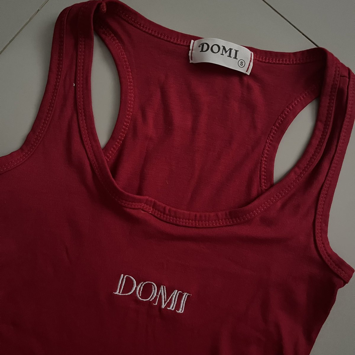 _kmkln's tweet photo. เสื้อสายเดี่ยวสีแดงปักDOMI ไม่���คยใส่ค่ะเค่ลองแล้วซักไปรอบเดียว 50.-

#เสื้อผ้ามือสอง #ส่งต่อเสื้อผ้ามือสอง #โล๊ะตู้เสื้อผ้ามือสอง #ส่งต่อ #โล๊ะตู้ https://t.co/5INAUx1smw