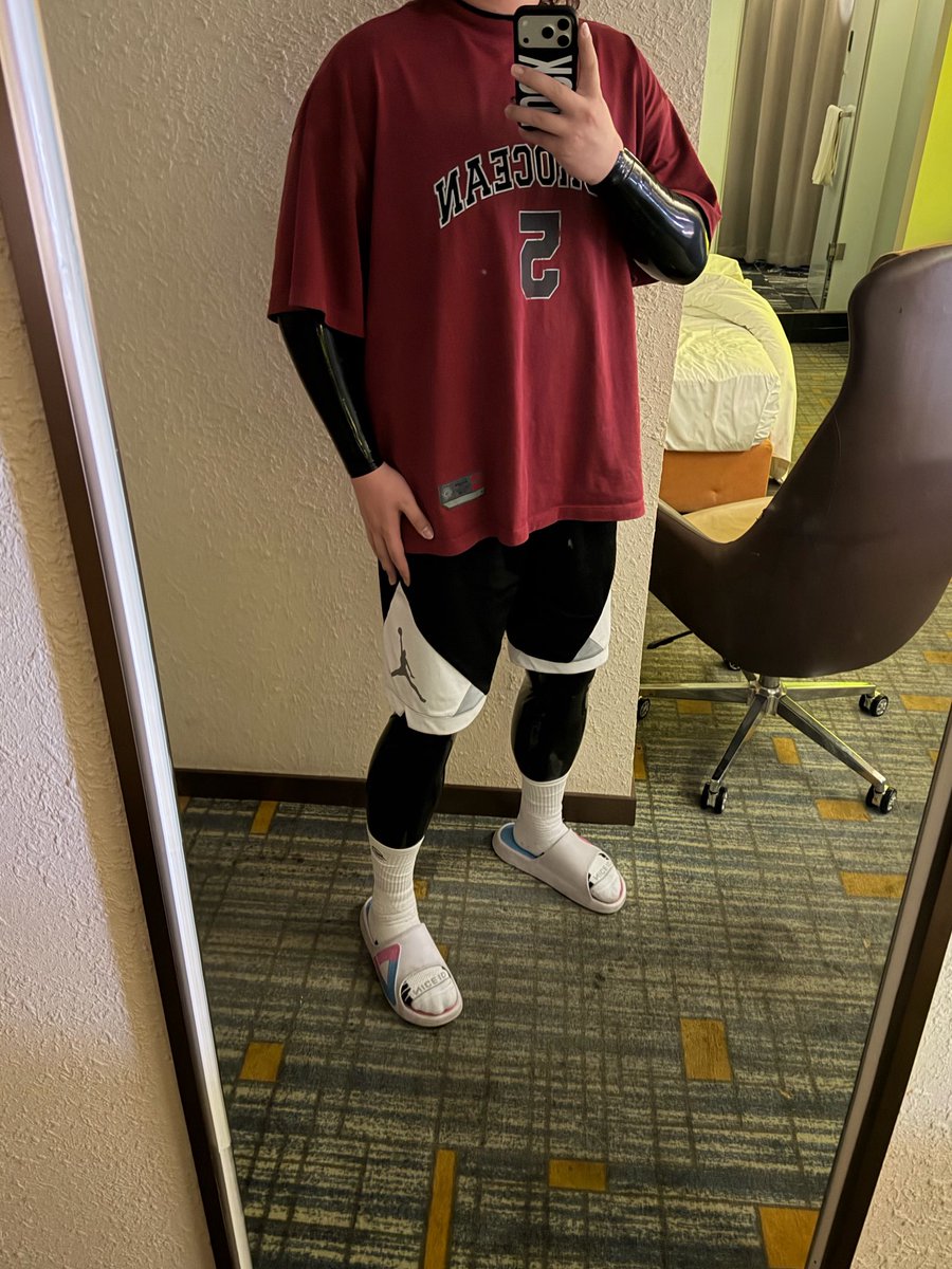 callmebrief's tweet photo. 现在我真的感觉在天天穿胶，一天不穿就不自在，下学期宿舍寝室没人，出个合集如何？ #rubber #胶衣 #Latex #男大 https://t.co/alzh7w1VpV