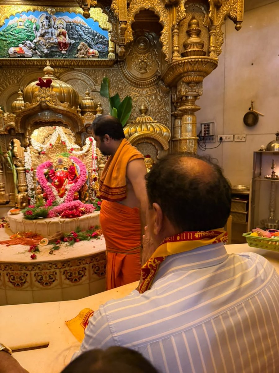 dr_sangore's tweet photo. आज मुंबईतील श्री सिद्धिविनायक मंदिरात श्री गणरायाचे दर्शन घेऊन सर्वांच्या उत्तम आरोग्य, सुख-समृद्धी आणि देशाच्या अखंड प्रगतीसाठी प्रार्थना केली. 🙏

गणरायाच्या कृपेने प्रत्येकाच्या जीवनात आनंद, यश आणि मंगलमय क्षण लाभोत.
#गणपतीबाप्पामोरया #सिद्धिविनायक #मुंबई https://t.co/glLZW8laSz