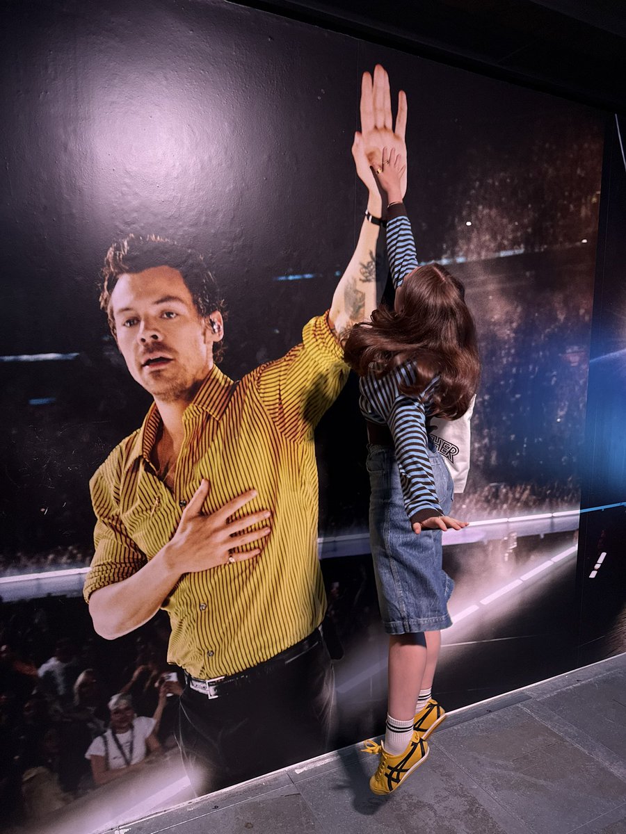 scoopssatellite's tweet photo. just high-fived harry https://t.co/qR5bmp5ked