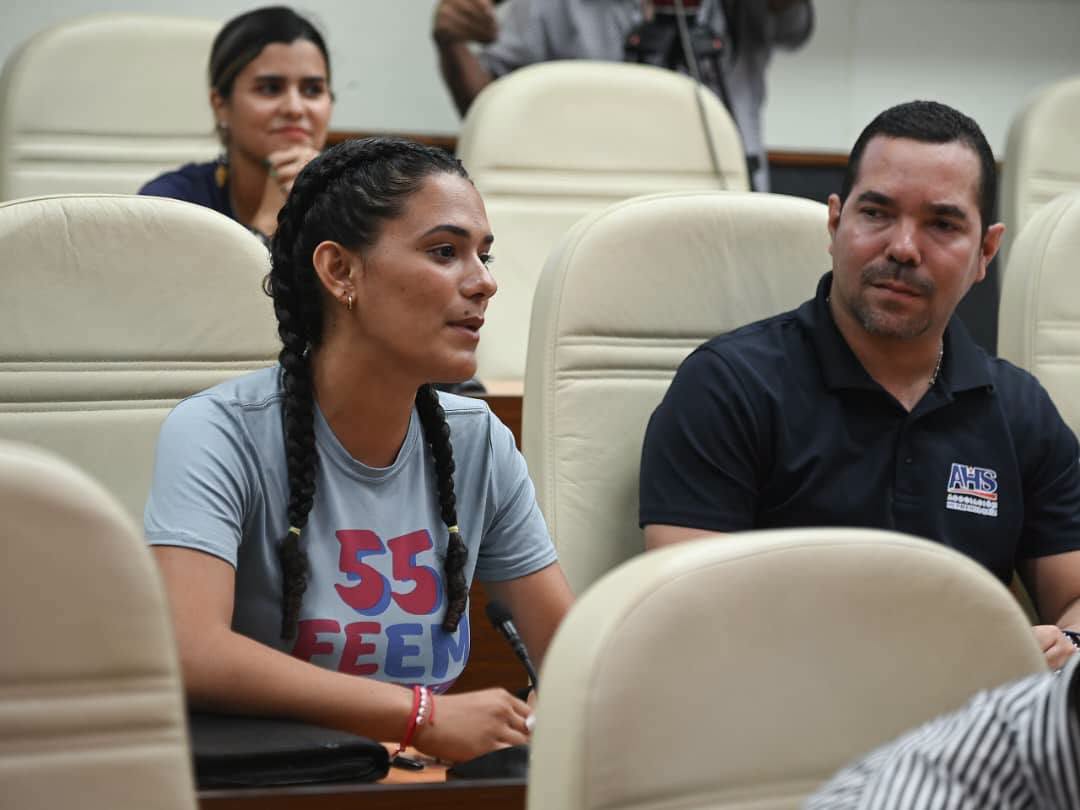 CNCTVGranma's tweet photo. Nuevo encuentro de la Red Juvenil Comunitaria con la máxima dirección del país. Tres meses han pasado desde aquel primer llamado.Entre sus logros se ha recuperado a más de nueve mil jóvenes que habían perdido el rumbo del estudio y el trabajo
@UJCdeCuba 
@DiazCanelB 
@PartidoPCC https://t.co/0i0eRR3VYw