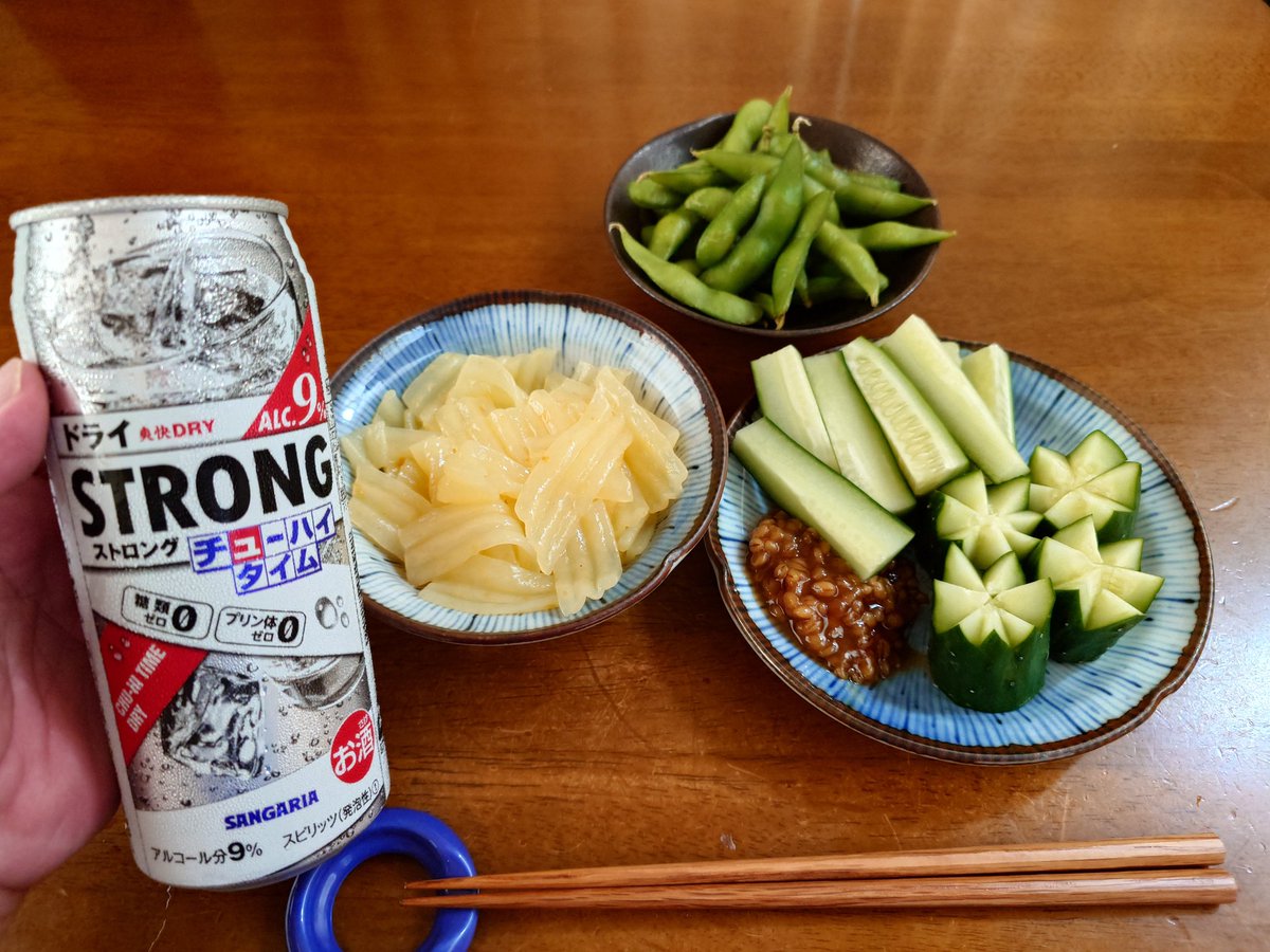 GAMIGAMIch's tweet photo. 今日の晩酌！今日は蒸し暑かった😵こんな日は晩飯やめて、晩酌しよう😅
#サンガリアストロングチューハイタイム https://t.co/ZTHJDHIAn3