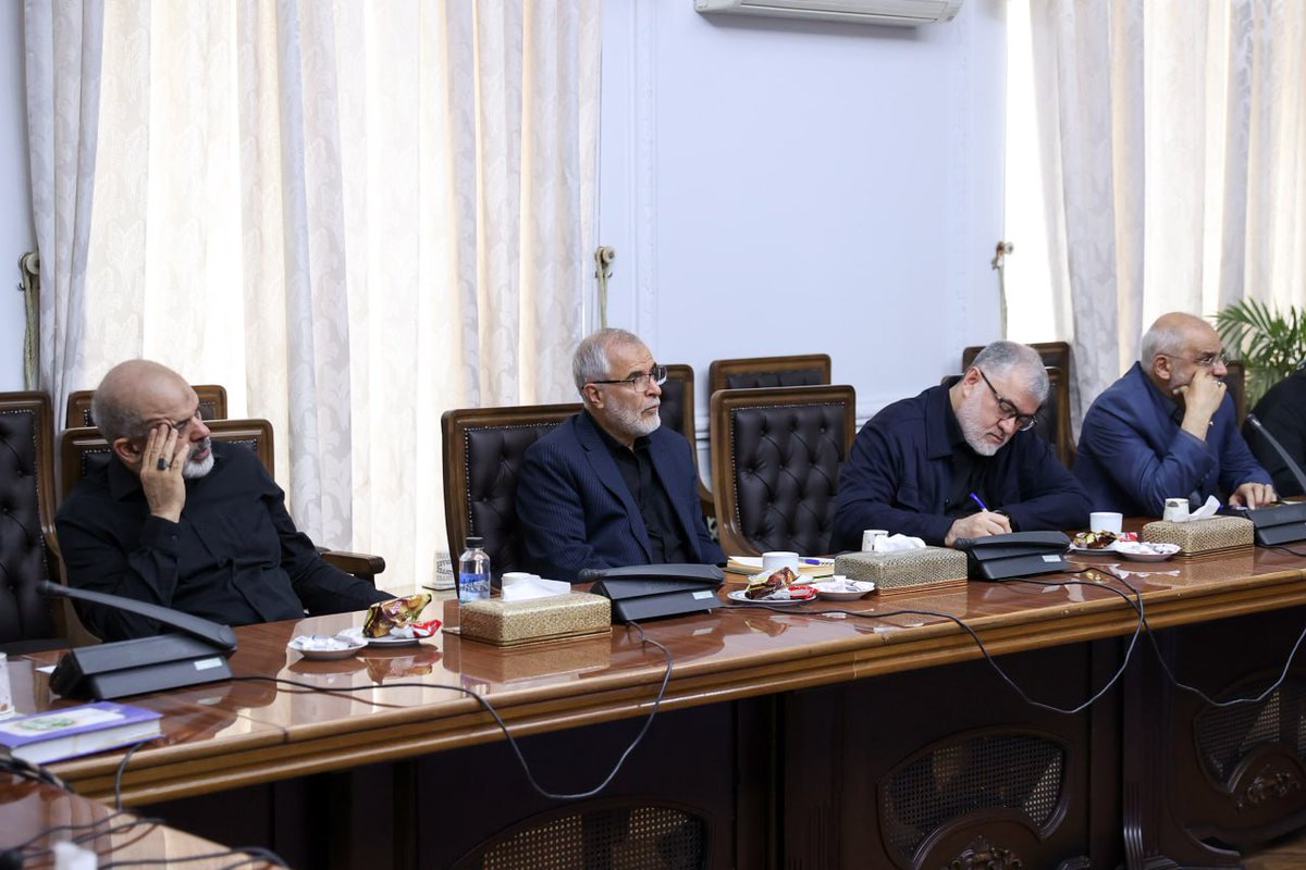 Tasnimnews_Fa's tweet photo. حضور سردار وحیدی در جلسه ستاد برگزاری آیین تشییع رهبر شهید انقلاب

#بدرقه_آقای_شهید_ایران https://t.co/whhziULoqa