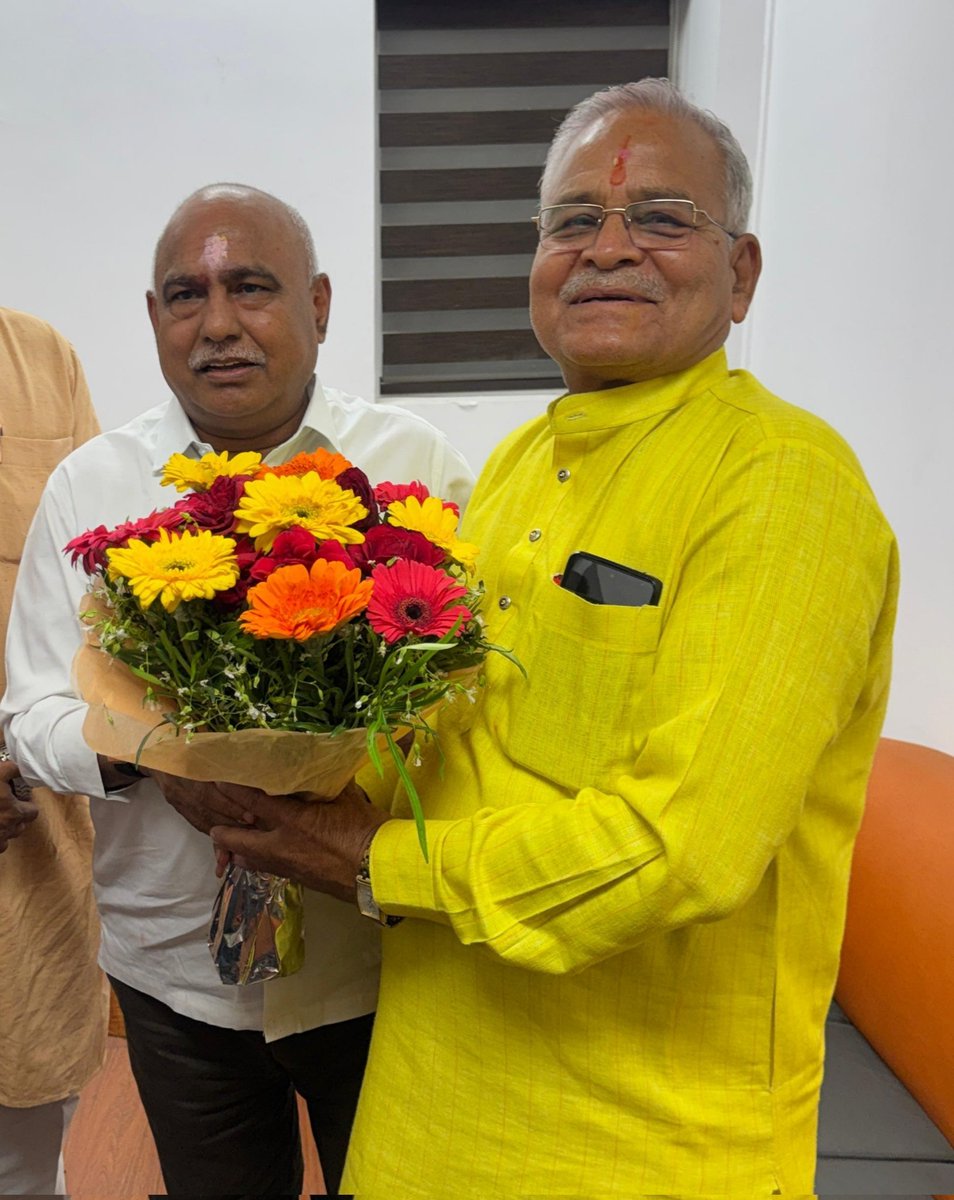 Kailash4BJP's tweet photo. "सरलता, सहजता और सादगी है विशेषता..."
आदरणीय श्री #हेमंत_खंडेलवाल जी को भारतीय जनता पार्टी, मध्यप्रदेश के प्रदेश अध्यक्ष के रूप में स���ल एवं प्रेरणादायी कार्यकाल का प्रथम वर्ष पूर्ण करने पर हार्दिक बधाई एवं अनंत शुभकामनाएं.. 💐

आपका सरल व्यक्तित्व, संगठन के प्रति अटूट समर्पण, कुशल नेतृत्व एवं कार्यकर्ताओं के प्रति आत्मीयता प्रत्येक कार्यकर्ता के लिए प्रेरणा का स्रोत है।

आपके मार्गदर्शन में संगठन निरंतर सशक्त होकर जनसेवा के नए कीर्तिमान स्थापित करता रहे, यही मंगल कामना है। @Hkhandelwal1964 @BJP4MP

#हमारे_हेमंत_जी #HemantKhandelwal #BJPMadhyaPradesh #BJP #BJP4MP #BJPMP